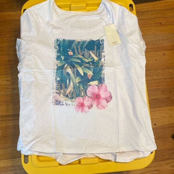 Women’s  Floral World of wonder t-shirt size xl new - Picture 1 of 4